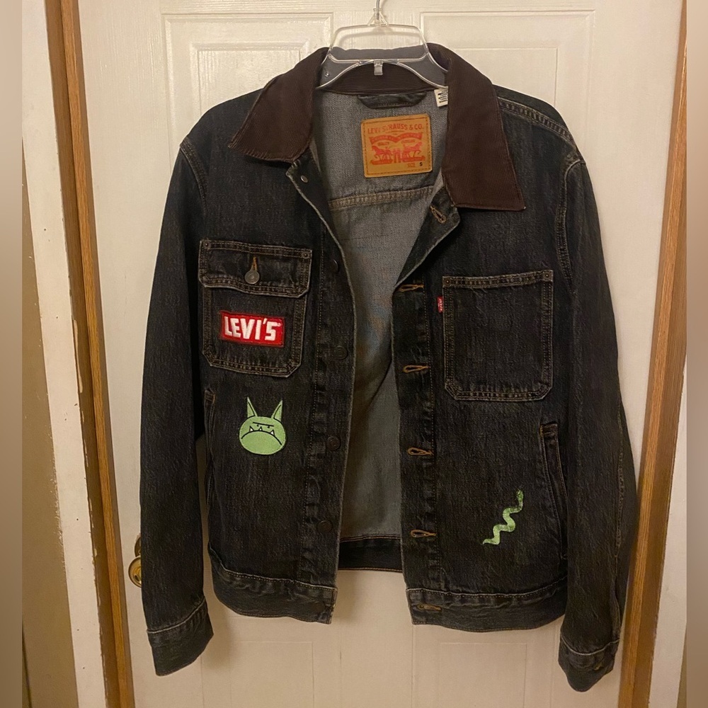 Levi's Dark Y2K  Trucker Jacket with Brown Collar and Custom Patches
